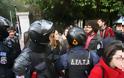 Ο αφάνας που κρατούσε την ντουντούκα της Ζωής Κωνσταντοπούλου, ανάμεσα στους προσαχθέντες για την εισβολή στο γραφείο Βαρβιτσιώτη - Φωτογραφία 2