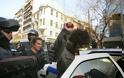 Ο αφάνας που κρατούσε την ντουντούκα της Ζωής Κωνσταντοπούλου, ανάμεσα στους προσαχθέντες για την εισβολή στο γραφείο Βαρβιτσιώτη - Φωτογραφία 7
