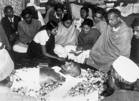 «Το φως έφυγε από τη ζωή μας». Η δολοφονία του Μαχάτμα Γκάντι, από θρησκευτικό μίσος - Φωτογραφία 1