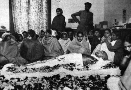 «Το φως έφυγε από τη ζωή μας». Η δολοφονία του Μαχάτμα Γκάντι, από θρησκευτικό μίσος - Φωτογραφία 4