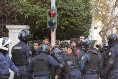 Προσήχθησαν 45 φοιτητές για διαμαρτυρία στο γραφείο Βαρβιτσιώτη - Δείτε φωτό και βίντεο!