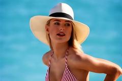 Kimberley Garner: Εμφάνιση με ριγέ μπικίνι