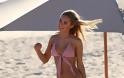 Kimberley Garner: Εμφάνιση με ριγέ μπικίνι - Φωτογραφία 9