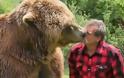 Αρκούδα παίζει με τον εκπαιδευτή της! Δείτε το βίντεο!