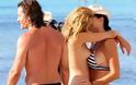 Το κορίτσι του Ορλάντο Μπλουμ, topless και...ανάλαφρη ανταλλάσσει φιλιά με μια κοπέλα και «κολάζει» [photos]