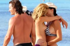 Το κορίτσι του Ορλάντο Μπλουμ, topless και...ανάλαφρη ανταλλάσσει φιλιά με μια κοπέλα και «κολάζει» [photos]