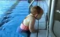Απίστευτο VIDEO: Είναι μόλις 9 μηνών και κολυμπάει σαν δελφίνι!