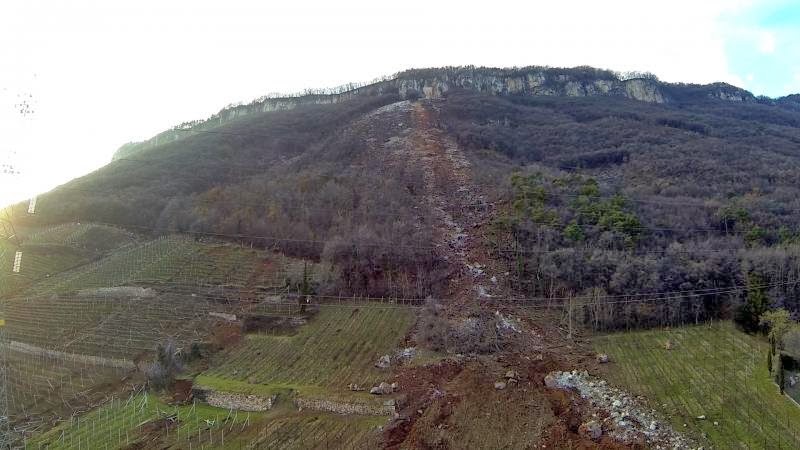 Τεράστιος ογκόλιθος γλιστράει από το βουνό και συντρίβει φάρμα στη Βόρεια Ιταλία - Αδιανόητες εικόνες - Φωτογραφία 3