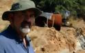 Ο Έλληνας «Ιντιάνα Τζόουνς» ξαναχτυπά - Ψάχνει σεντούκια με χρυσό στα Τρίκαλα