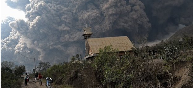 Φρίκη από την πολύνεκρη έκρηξη του ηφαιστείου στη Σουμάτρα: Ξεθάβουν νεκρούς από τη στάχτη - Φωτογραφία 1