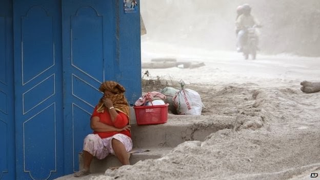 Φρίκη από την πολύνεκρη έκρηξη του ηφαιστείου στη Σουμάτρα: Ξεθάβουν νεκρούς από τη στάχτη - Φωτογραφία 4