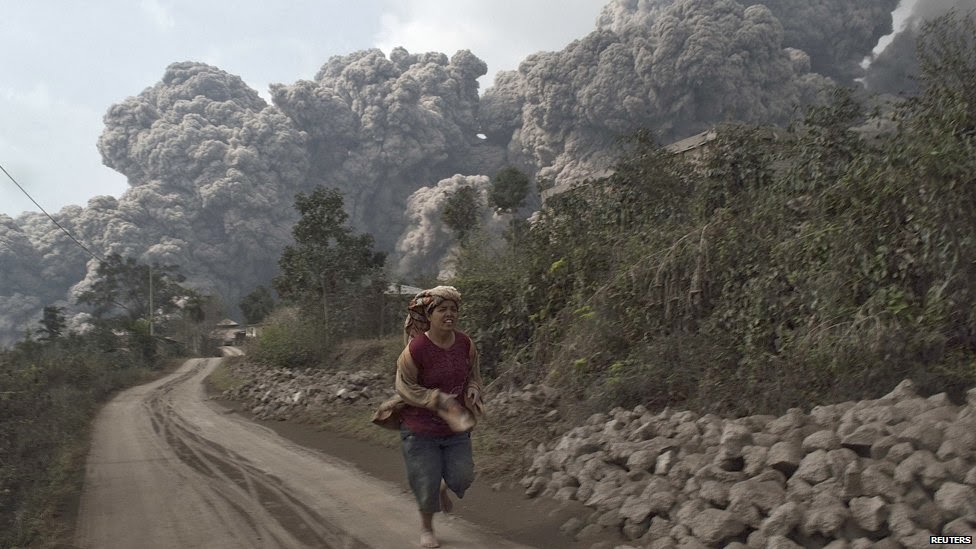 Φρίκη από την πολύνεκρη έκρηξη του ηφαιστείου στη Σουμάτρα: Ξεθάβουν νεκρούς από τη στάχτη - Φωτογραφία 5