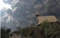 Φρίκη από την πολύνεκρη έκρηξη του ηφαιστείου στη Σουμάτρα: Ξεθάβουν νεκρούς από τη στάχτη