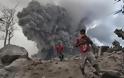 Φρίκη από την πολύνεκρη έκρηξη του ηφαιστείου στη Σουμάτρα: Ξεθάβουν νεκρούς από τη στάχτη - Φωτογραφία 2