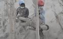 Φρίκη από την πολύνεκρη έκρηξη του ηφαιστείου στη Σουμάτρα: Ξεθάβουν νεκρούς από τη στάχτη - Φωτογραφία 9