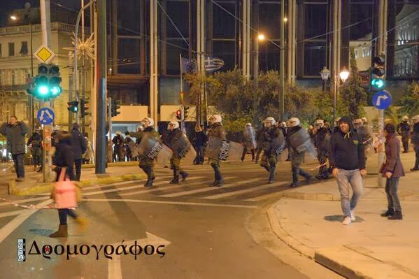 Συγκλονιστικές εικόνες από την χθεσινοβραδινή αντιφασιστική συγκέντρωση στο Σύνταγμα [photos+videos] - Φωτογραφία 21