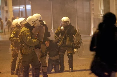 Συγκλονιστικές εικόνες από την χθεσινοβραδινή αντιφασιστική συγκέντρωση στο Σύνταγμα [photos+videos] - Φωτογραφία 26