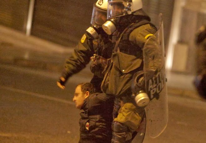 Συγκλονιστικές εικόνες από την χθεσινοβραδινή αντιφασιστική συγκέντρωση στο Σύνταγμα [photos+videos] - Φωτογραφία 5