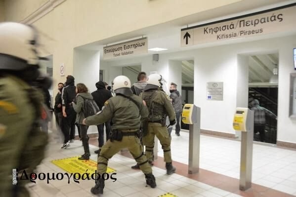 Συγκλονιστικές εικόνες από την χθεσινοβραδινή αντιφασιστική συγκέντρωση στο Σύνταγμα [photos+videos] - Φωτογραφία 6