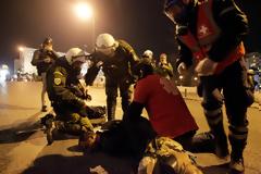 Συγκλονιστικές εικόνες από την χθεσινοβραδινή αντιφασιστική συγκέντρωση στο Σύνταγμα [photos+videos]