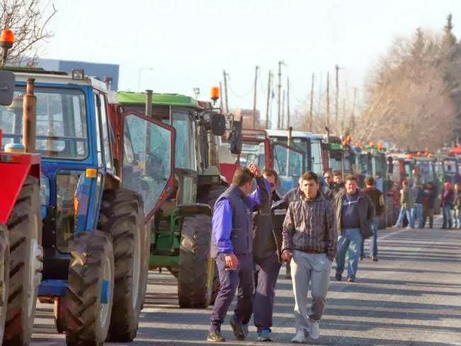 Δεκάδες μπλόκα στους δρόμους στήνουν οι αγρότες - Φωτογραφία 1
