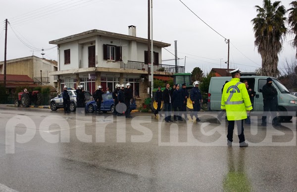 Hλεία-τώρα: Συμπλοκή μεταξύ αγροτών και αστυνομίας στην Ε.Ο. Πύργου - Πατρών στον κόμβο της Μαραθιάς! - Φωτογραφία 3