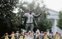 Ρώσοι νεόνυμφοι τερματίζουν τη γαμήλια φωτογραφία - Φωτογραφία 12