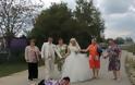 Ρώσοι νεόνυμφοι τερματίζουν τη γαμήλια φωτογραφία - Φωτογραφία 16
