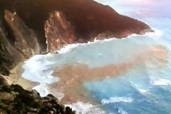 Κεφαλονιά: Νέες καταστροφές στην παραλία του Μύρτου - Έπεσαν βράχια άνοιξαν νέες χαράδρες [Εικόνες]