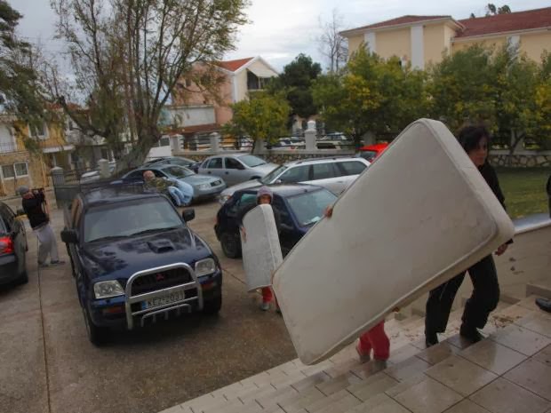 Κεφαλονιά: Σεισμόπληκτο κηρύσσεται το νησί - Σε αυτοκίνητα, σκηνές και λεωφορεία των ΚΤΕΛ πέρασαν τη νύχτα - Φωτογραφία 4