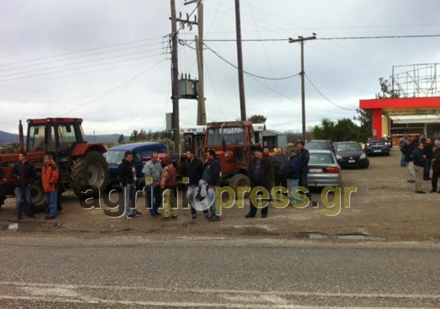 Τώρα: Με τα τρακτέρ αγρότες στη γέφυρα της Ερμίτσας [Photos] - Φωτογραφία 3