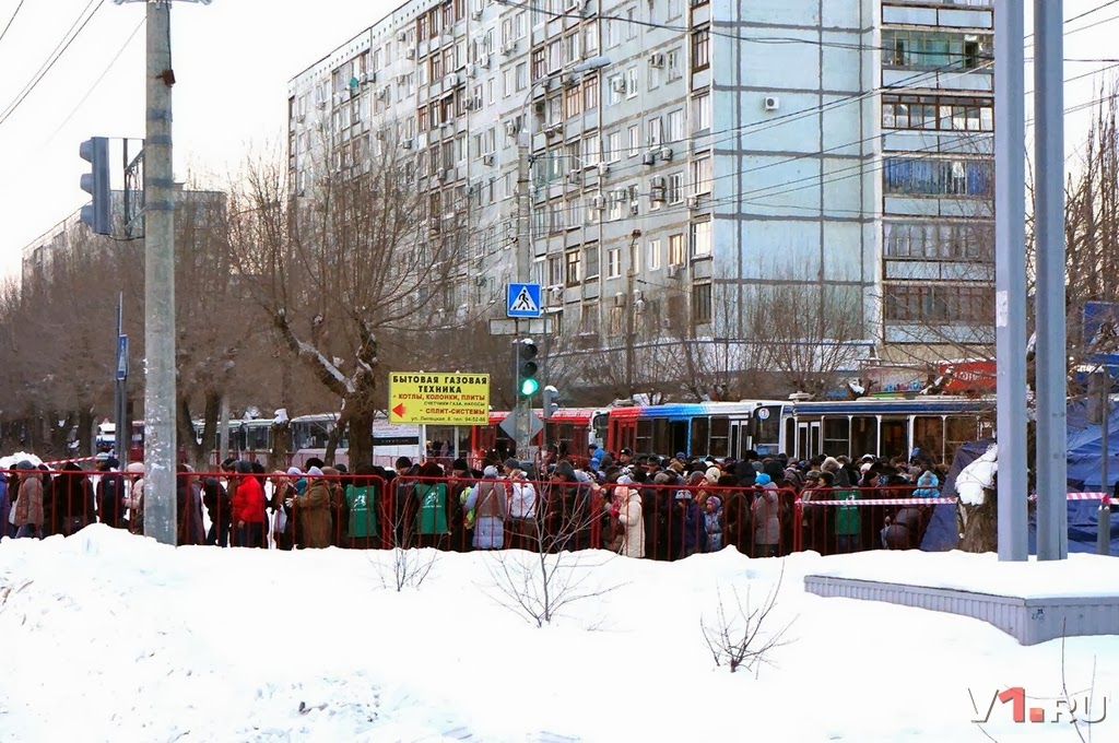 4263 - Απίστευτη κοσμοσυρροή στην πόλη Βολγκογκράντ της Ρωσίας για τα Τίμια Δώρα - Φωτογραφία 5