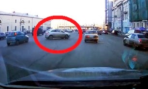 Αυτά μόνο στην Ρωσία - Τέτοιο παρκάρισμα δεν έχετε ξαναδεί ποτέ! [video] - Φωτογραφία 1