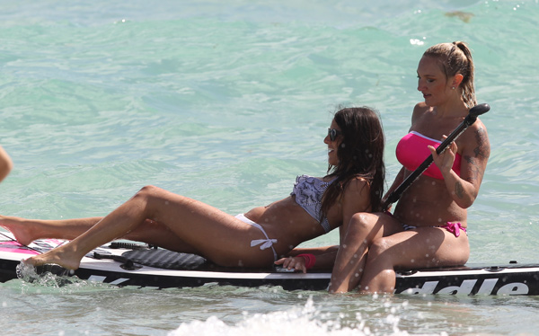 Claudia Romani και Stine Kronborg κάνουν Paddleboarding στο Miami - Φωτογραφία 5
