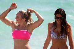 Claudia Romani και Stine Kronborg κάνουν Paddleboarding στο Miami