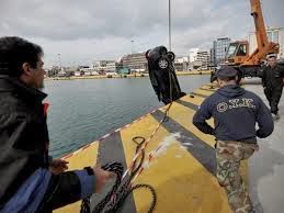 Πτώση οχήματος στο λιμάνι του Πειραιά - Φωτογραφία 1