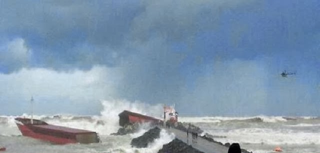 Φορτηγό πλοίο κόπηκε στη μέση στη Γαλλία [Video - Photos] - Φωτογραφία 2