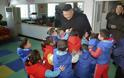 Β. Κορέα: Αγκαλιές και φιλιά σε παιδάκια από τον Κιμ Γιονγκ Oυν!
