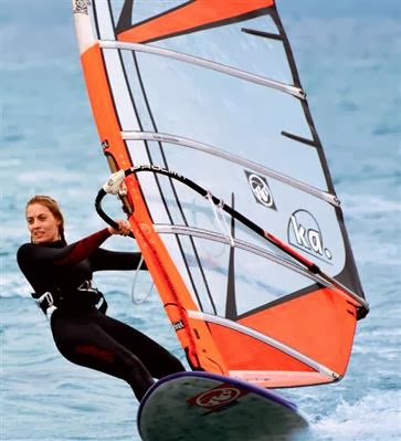 Δαμάζει τα κύματα και ξεδίνει με windsurfing η Ελεονώρα Μελέτη [photos] - Φωτογραφία 2