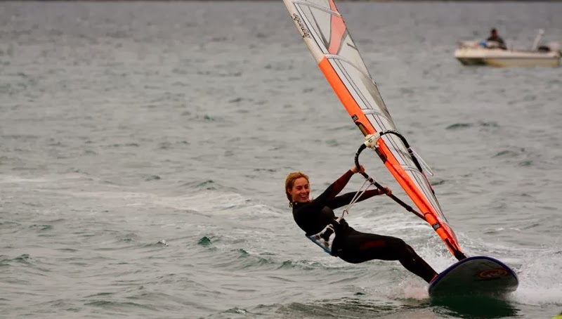 Δαμάζει τα κύματα και ξεδίνει με windsurfing η Ελεονώρα Μελέτη [photos] - Φωτογραφία 3