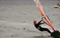 Δαμάζει τα κύματα και ξεδίνει με windsurfing η Ελεονώρα Μελέτη [photos] - Φωτογραφία 3