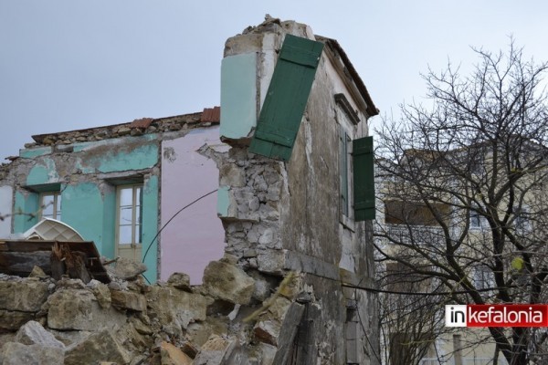 Ισοπεδώθηκαν τα πάντα! Εικόνες καταστροφής από τους σεισμούς στην Κεφαλονιά – Μάχη με το χρόνο για να αποκατασταθούν οι ζημιές – Συγκλονιστικές ΦΩΤΟ - Φωτογραφία 16