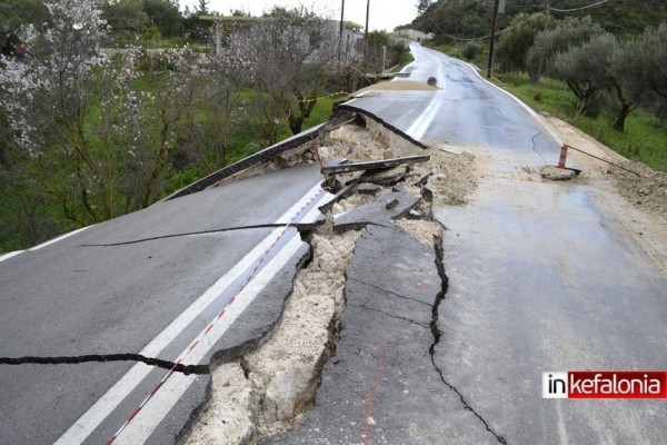 Ισοπεδώθηκαν τα πάντα! Εικόνες καταστροφής από τους σεισμούς στην Κεφαλονιά – Μάχη με το χρόνο για να αποκατασταθούν οι ζημιές – Συγκλονιστικές ΦΩΤΟ - Φωτογραφία 20