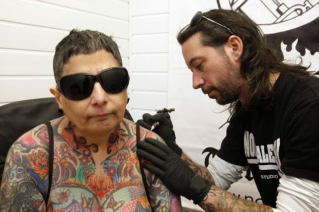 52χρονη έχει καλύψει όλο το σώμα της με τατουάζ… που ποτέ όμως δεν θα δει! [photos] - Φωτογραφία 1