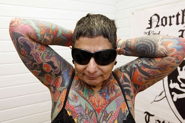 52χρονη έχει καλύψει όλο το σώμα της με τατουάζ… που ποτέ όμως δεν θα δει! [photos] - Φωτογραφία 2