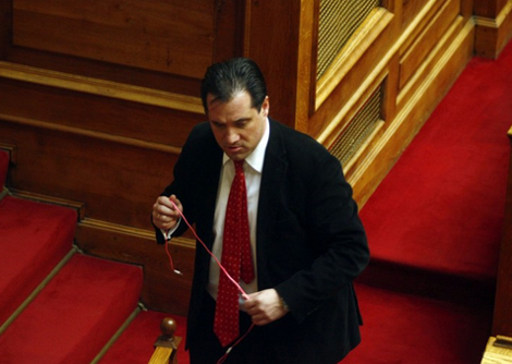 Με ροζ ακουστικά ο Αδωνις στα έδρανα της Βουλής -Αυτό είναι το νέο φαντεζί γκάτζετ του υπουργού - Φωτογραφία 1