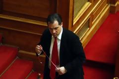 Με ροζ ακουστικά ο Αδωνις στα έδρανα της Βουλής -Αυτό είναι το νέο φαντεζί γκάτζετ του υπουργού