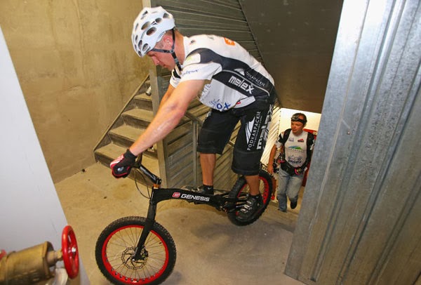 Ανέβηκε 2.919 σκαλιά με το… ποδήλατό του! [photos] - Φωτογραφία 1