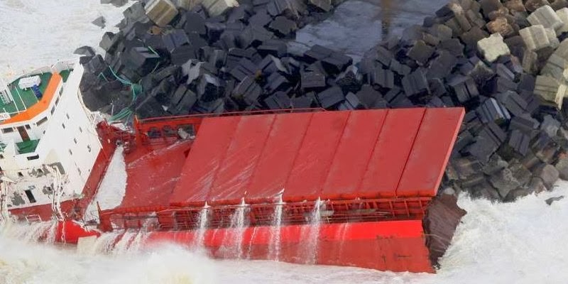 Γαλλία: Στα... δύο κόπηκε φορτηγό πλοίο εν μέσω θαλασσοταραχής - Φωτογραφία 1