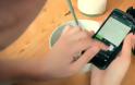 Πόσο «κολλημένοι» είστε με το κινητό σας: Έξυπνη εφαρμογή μετράει τον βαθμό εθισμού [video]